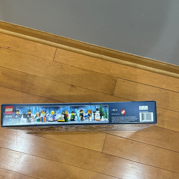 NEW LEGO Creator Holiday Toy Shop with Green and White Accents - Picture 2 of 5